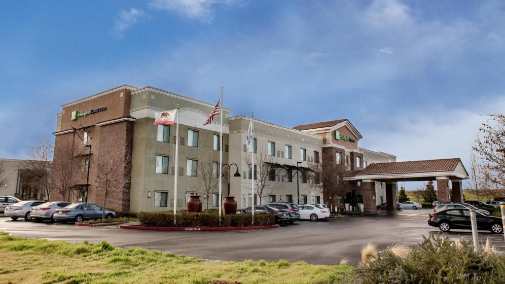 Holiday Inn Express Hotel & Suites Lincoln-Roseville Area an IHG Hotel image 12