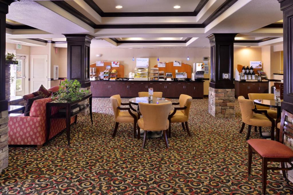 Holiday Inn Express Hotel & Suites Lincoln-Roseville Area an IHG Hotel image 14