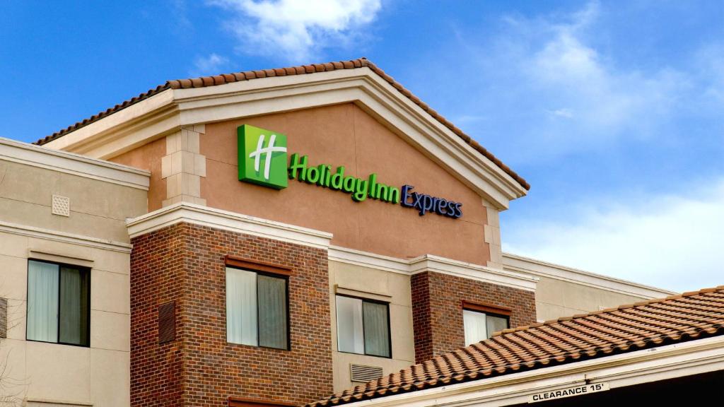 Holiday Inn Express Hotel & Suites Lincoln-Roseville Area an IHG Hotel image 15