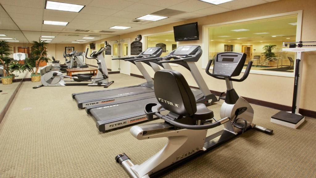 Holiday Inn Express Hotel & Suites Lincoln-Roseville Area an IHG Hotel image 16