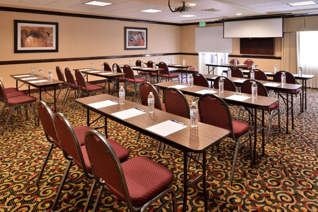 Holiday Inn Express Hotel & Suites Lincoln-Roseville Area an IHG Hotel image 17