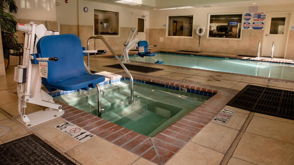 Holiday Inn Express Hotel & Suites Lincoln-Roseville Area an IHG Hotel image 19