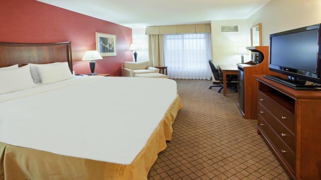 Holiday Inn Express Hotel & Suites Lincoln-Roseville Area an IHG Hotel image 25