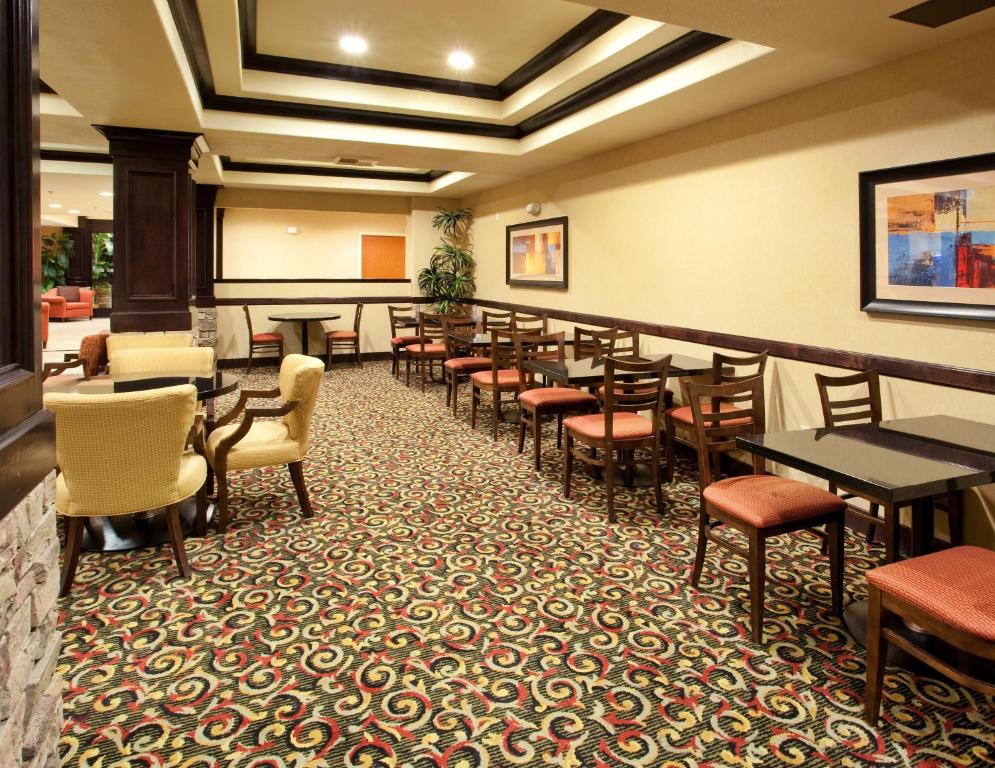 Holiday Inn Express Hotel & Suites Lincoln-Roseville Area an IHG Hotel image 6